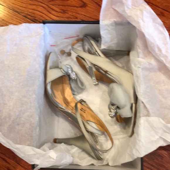 BADGLEY MISCHKA SILVER SATIN SANDAL NWT SZ 7 - Picture 6 of 7